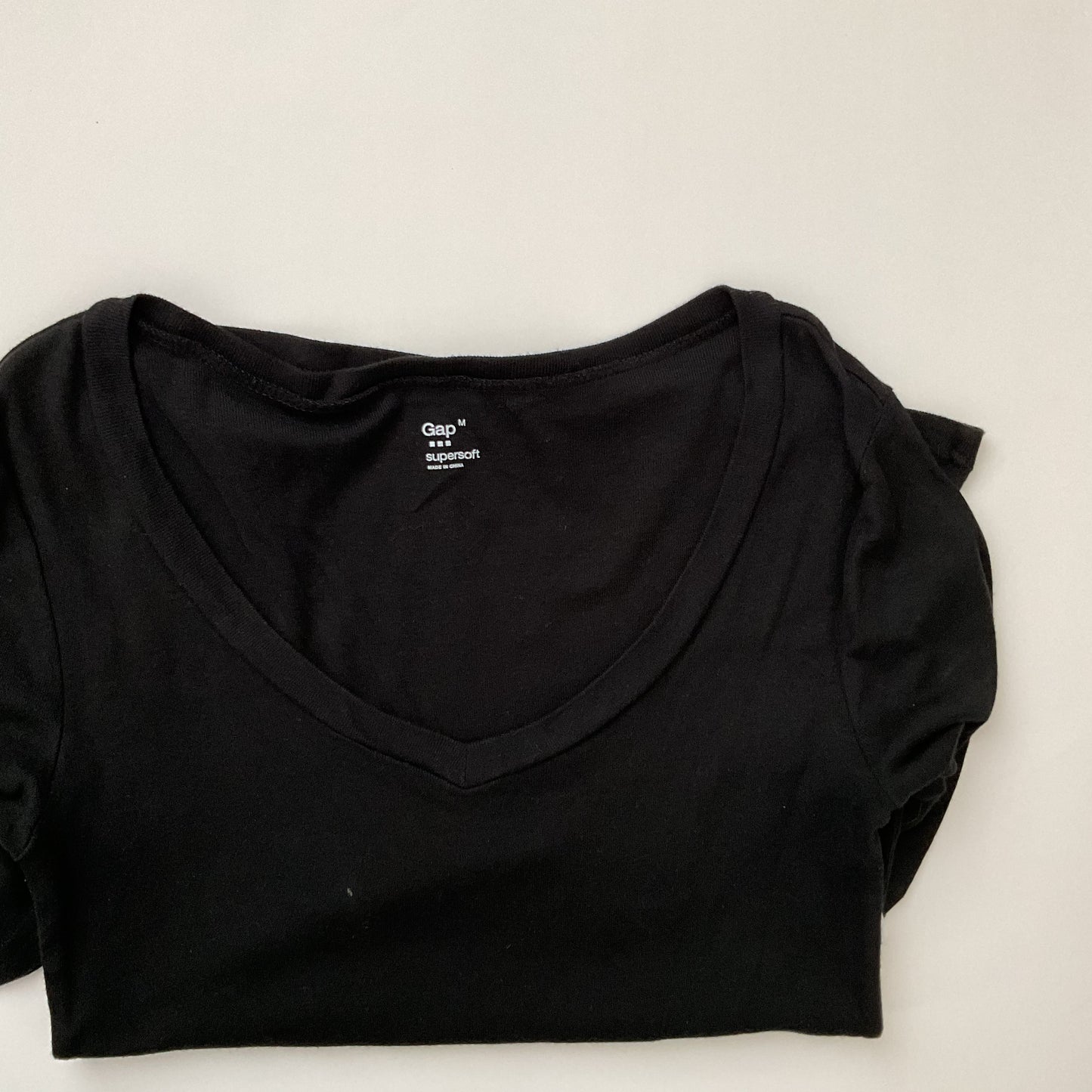 Gap Super Soft V Neck Women’s Basic T-shirt Size M.