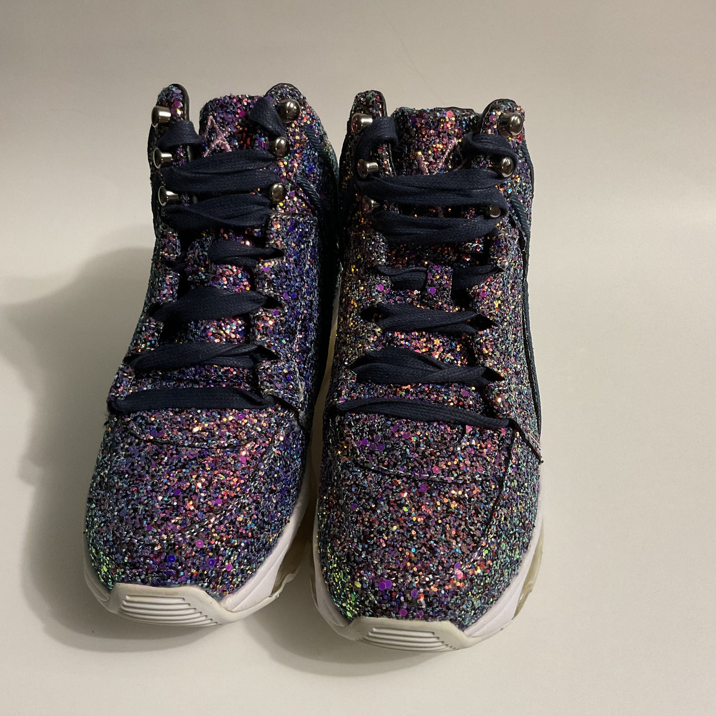 NWOT Y-R-U Qosmo Aiire Glitter Purple Women’s Tennis Shoes Size 6.